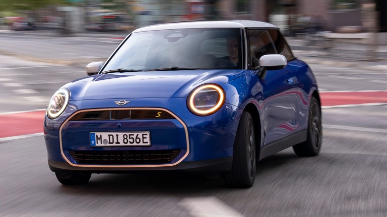 MINI Elektromobilität – Laden der Batterie